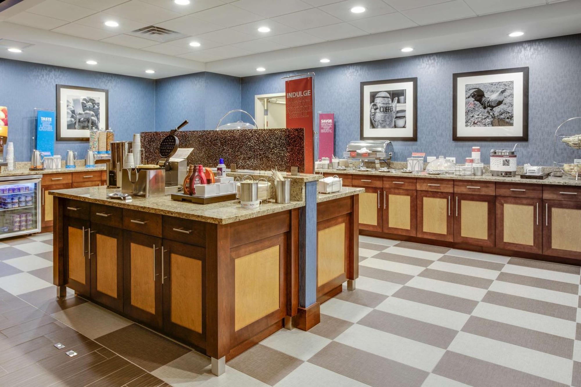 Hampton Inn & Suites Philadelphia/Бенсалем Экстерьер фото